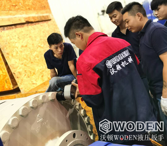 沃頓液壓扳手售前到用戶現場測量選型情景