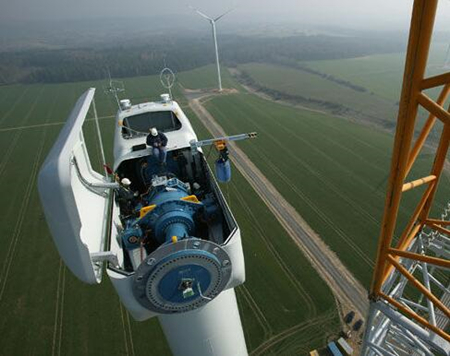 中國風力發電廠遍布西北，工人是如何檢修的？