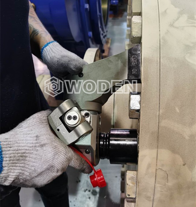 液壓扳手對螺栓進行緊固情景