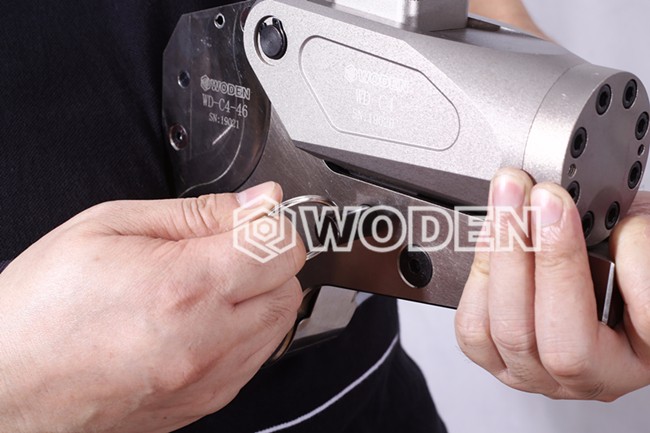 沃頓技術員正在檢查液壓扳手結構件