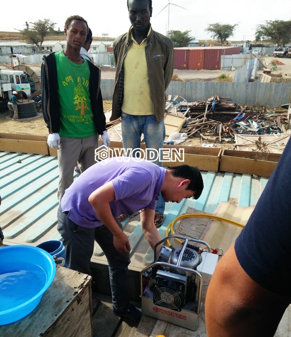 沃頓機械技術(shù)人員在非洲現(xiàn)場售后情景